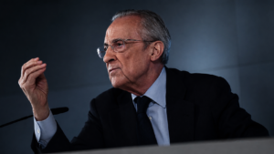 Florentino Pérez en una imagen editorial oscura durante una comparecencia institucional.